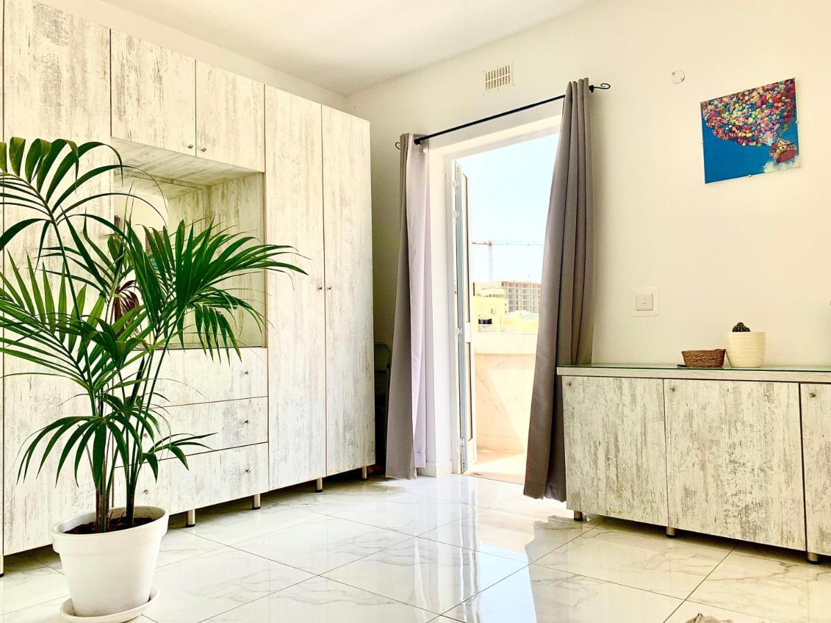 Private Bedroom With Balcony In A Shared Apartment At The Bay Of Xlendi Εξωτερικό φωτογραφία